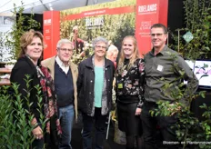 De familie Roelands bijna compleet, van links naar rechts: Marina, Rowy, Geert, Miet en Frank. In “74 begon Geert met de kwekerij en stond met trots, samen met de familie, op de beurs.